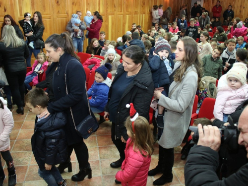 FOTO: Sv. Nikola i ove godine razveselio djecu u župi Rama Šćit