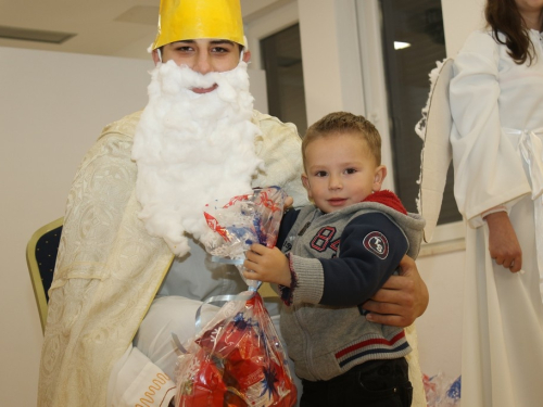 FOTO: Sv. Nikola razveselio mališane u Rumbocima