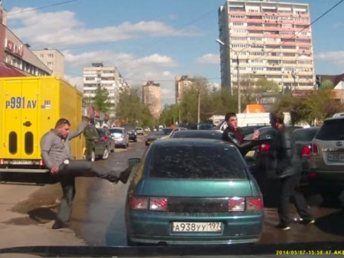 Video: Mafijaši u crnom Audiju napali vozače Lade pa ih ljudi dobro prebili