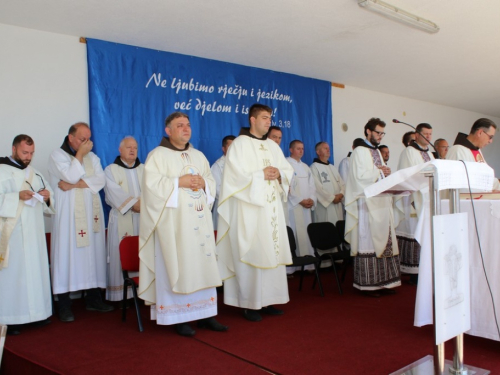 FOTO: Mlada misa fra Franje Barabana u Rumbocima