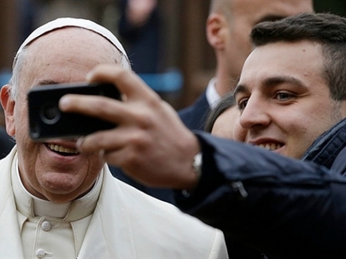 Papa Franjo: Tehnologija je dar od Boga