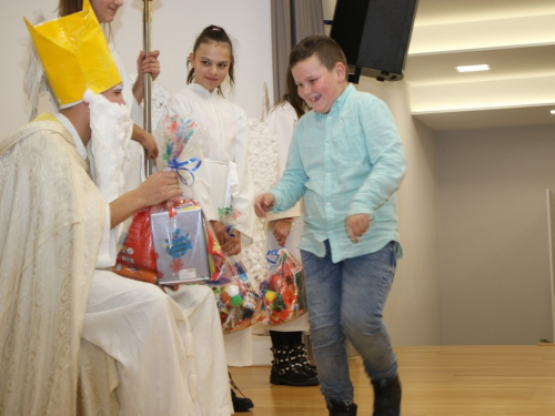 FOTO: Sv. Nikola razveselio mališane u Rumbocima