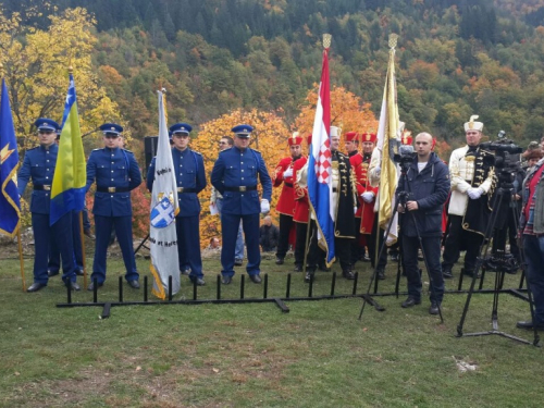 Molitveni pohod na Bobovac - Trebaju nam mudri ljudi i pošteni građani