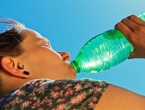 3 razloga zašto ne smijete upotrebljavati istu plastičnu bocu za piće dvaput