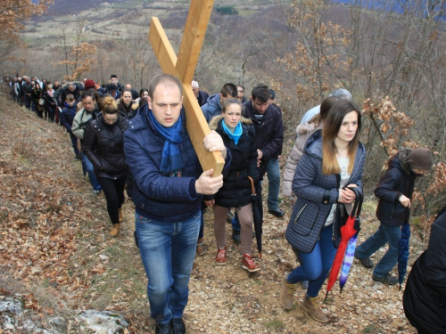 FOTO: Fra Andrija Jozić predvodio križni put na Uzdolu