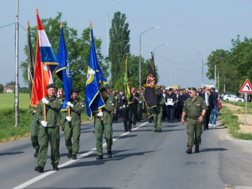 Mimohodom obilježena godišnjica ubojstva 12 policajaca u Borovu selu 1991.