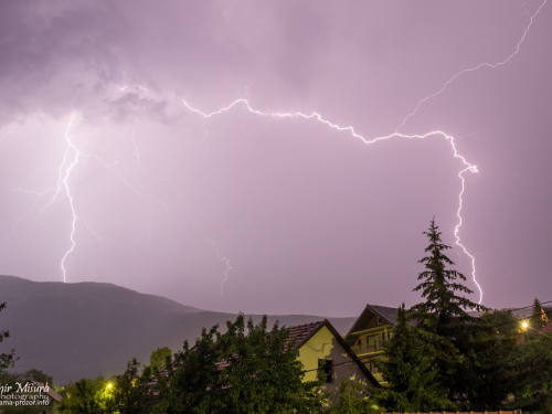 FOTO: Munje noćas 'parale' nebo iznad Rame