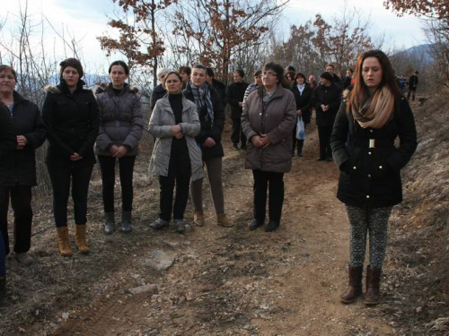 FOTO: Vlč. mr. Pero Brajko predvodio Križni put na Uzdolu