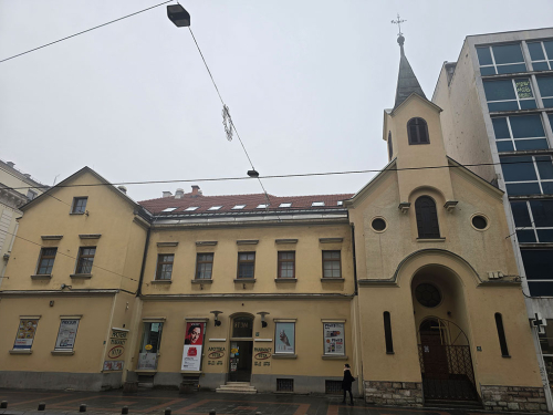 Izmetom uprljano pročelje crkve u srcu Sarajeva