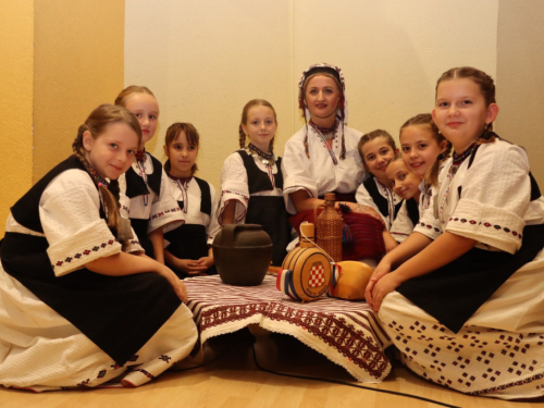 FOTO: Večer folklora u Prozoru: HKUD-ovi ''Rama'' i ''fra Petar Bakula'' oduševili publiku