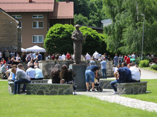 FOTO: Vanjska proslava sv. Ante u Gračacu