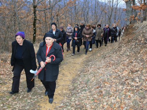 FOTO: Fra Andrija Jozić predvodio križni put na Uzdolu