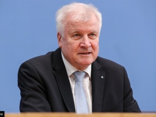 Seehofer se sukobio s predsjednikom njemačkog Ustavnog suda oko azilanata