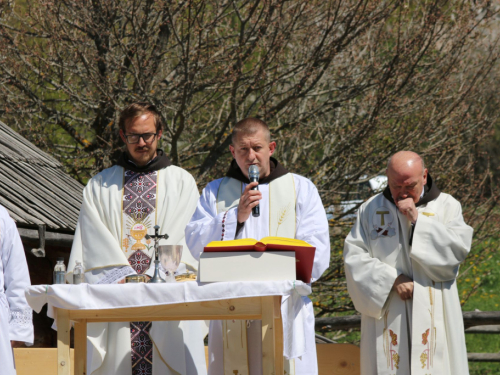 FOTO: Druženje Rumbočana i sv. misa na Zahumu