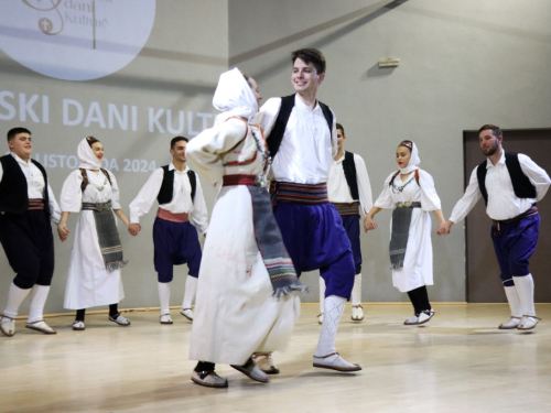 FOTO: Večer folklora u Domu kulture: Susret tradicije, glazbe i zajedništva