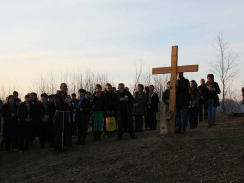 FOTO: Fra Andrija Jozić predvodio Križni put na Uzdolu