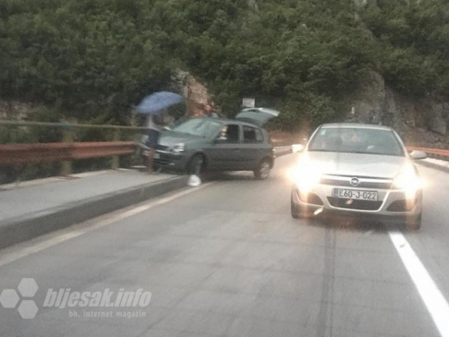 Jablanica - Mostar: Cliom se zabio u zaštitnu ogradu na mostu