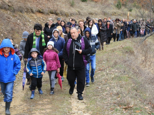 FOTO: Fra Andrija Jozić predvodio križni put na Uzdolu