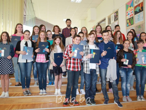 Galerija Kulturno sportskog centra Bugojno obasjana mladim i nasmijanim licima