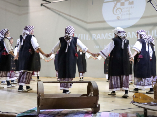 FOTO: Večer folklora u Domu kulture: Susret tradicije, glazbe i zajedništva