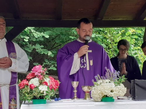 FOTO| Hodočašće na grob svećenika-mučenika fra Stjepana Barišića u župi Uzdol