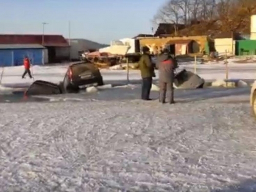 30-tak automobila propalo kroz led u rijeku