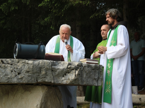 FOTO: Na Vranu služena sv. misa za poginule duvandžije