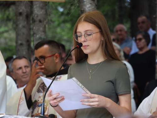 FOTO/VIDEO: Tisuće hodočasnika okupilo se na Kedžari u spomen na Divu Grabovčevu