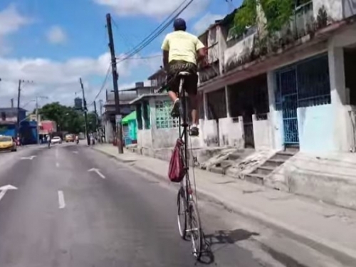 Gradom se vozi na biciklu visokom dva metra