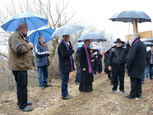 FOTO: Mons. dr. Pero Sudar predvodio misu i Križni put na Uzdolu