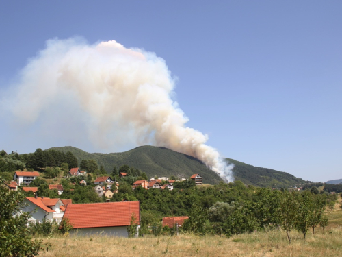 VIDEO: Veliki požar iznad Podbora: Vjetar otežava gašenje nepristupačnog terena