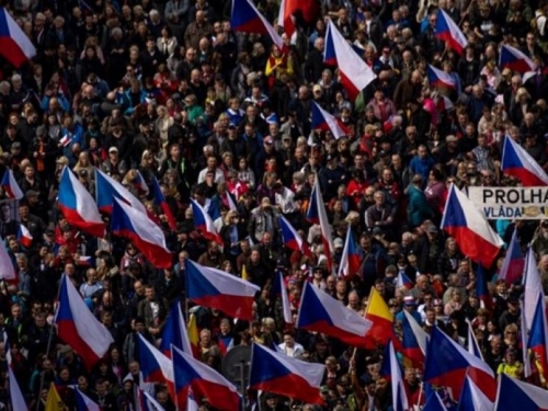 Tisuće ljudi prosvjedovale u Pragu, zahtijevali izlazak iz NATO-a i mir u Ukrajini