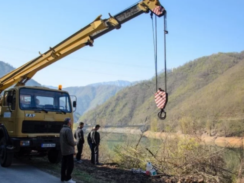 Izvučeno tijelo mladića koji je autom sletio u Jablaničko jezero