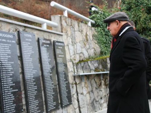 FOTO: Theodor Meron odao počast žrtvama na Uzdolu