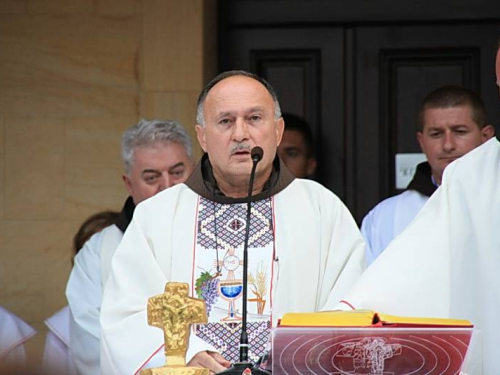 FOTO: Više tisuća vjernika na misi "Uočnici" na Šćitu