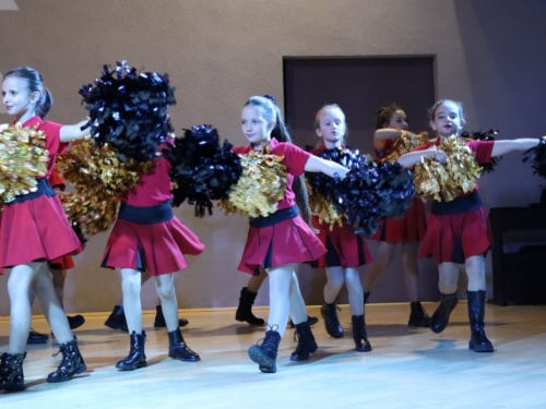 FOTO: Mažoretkinje priredile humanitarni koncert 'Katarinina božićna bajka'