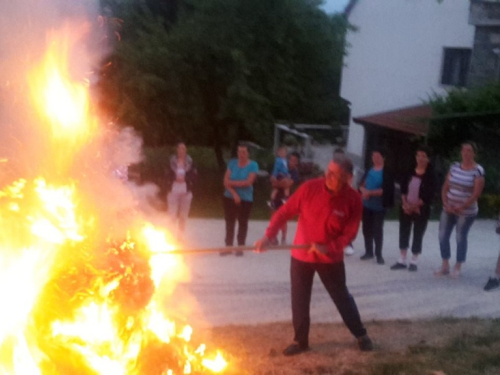 FOTO: Paljenjem svitnjaka Rama dočekuje sv. Ivu