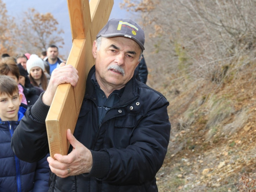 FOTO: Mr. Pero Brajko predvodio put križa na Uzdolu