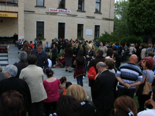 FOTO: Više tisuća vjernika na misi "Uočnici" na Šćitu