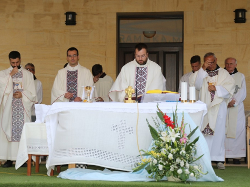 FOTO: Na Šćitu započela trodnevnica, Mladu misu slavio p. Marko Petričević