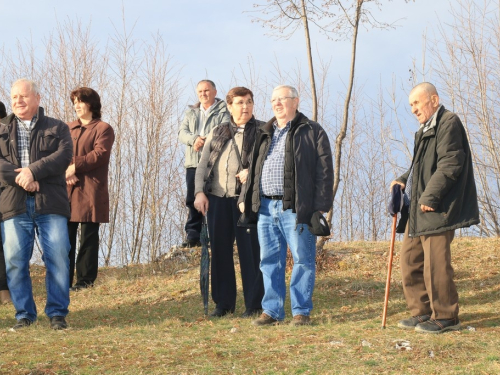 FOTO: Vlč. Stipo Knežević predvodio križni put na Uzdolu