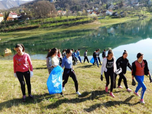 FOTO: Učenici u Eko akciji čišćenja obale Ramskog jezera