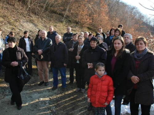 FOTO: Fra Andrija Jozić predvodio Križni put na Uzdolu