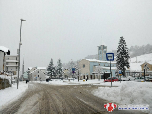 Snijeg otežava prometovanje širom BiH