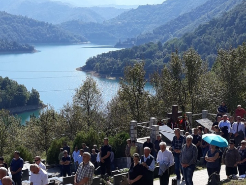 FOTO: Obilježena 26. obljetnica stradanja Hrvata na Hudutskom