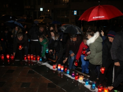 FOTO: U Prozoru zapaljene svijeće za tragično preminulog generala Slobodana Praljka