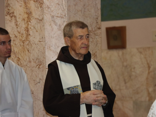 FOTO: U župi Rama-Šćit započela trodnevnica, prvašići darovani prigodnim darovima