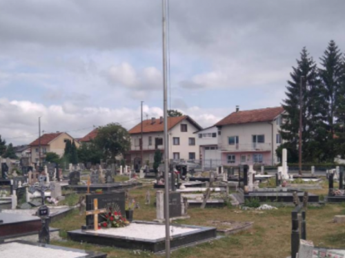 Sa spomenika poginulim braniteljima skinuta zastava hrvatskog naroda