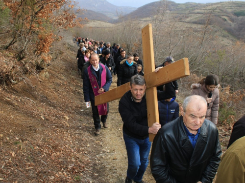 FOTO: Mr. Pero Brajko predvodio put križa na Uzdolu