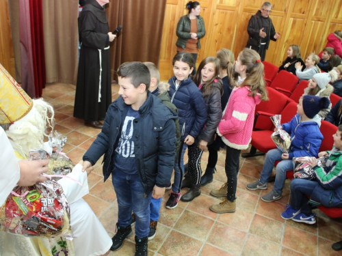 FOTO: Sv. Nikola i ove godine razveselio djecu u župi Rama Šćit